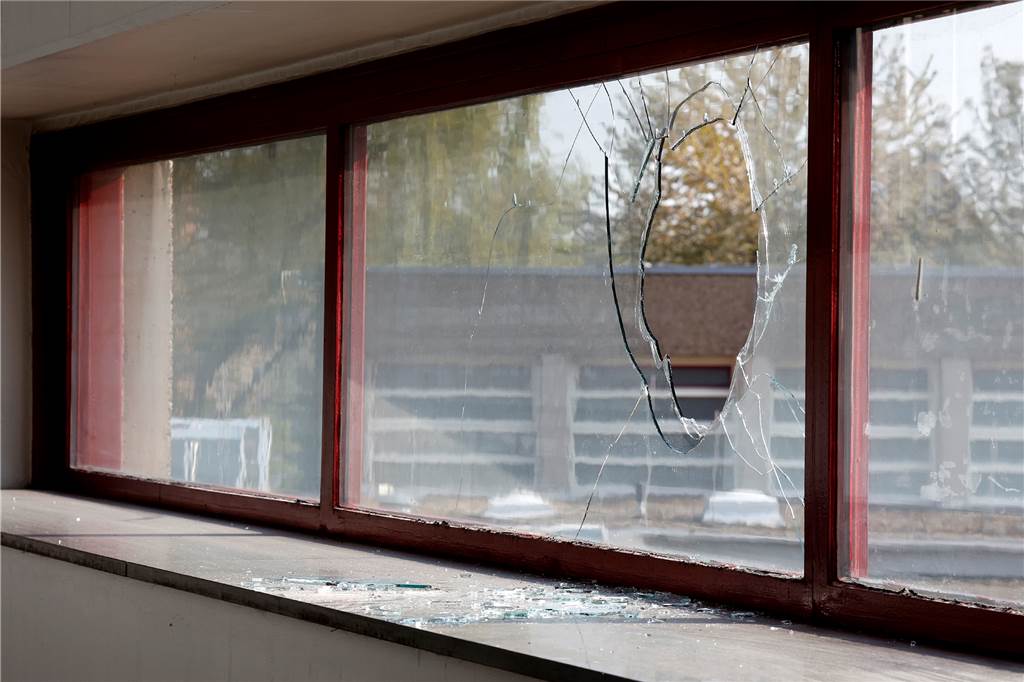 Jugendliche werfen Pflastersteine auf den Ordnungsdienst Die Pflastersteine haben die Doppelverglasung am Gymnasium Kamen durchschlagen und richteten auch im Inneren der Schule Schaden an.