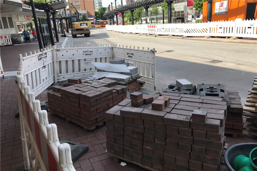 Bauarbeiten am Busbahnhof am Münsterplatz machen Fortschritte Die Pflastersteine liegen an der Baustelle Münsterplatz bereit.