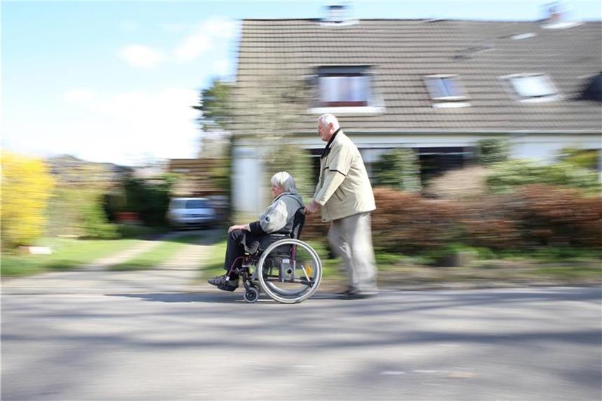 Genauso gut, nur anders: Wenn Männer Angehörige pflegen Die Pflege eines nahen Angehörigen ist anstrengend - sie kann aber auch sehr erfüllend sein. Diese Erfahrung machen Männer ganz genauso wie Frauen. Foto: Mascha Brichta