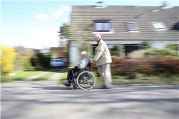 Die Pflege eines nahen Angehörigen ist anstrengend - sie kann aber auch sehr erfüllend sein. Diese Erfahrung machen Männer ganz genauso wie Frauen. Foto: Mascha Brichta