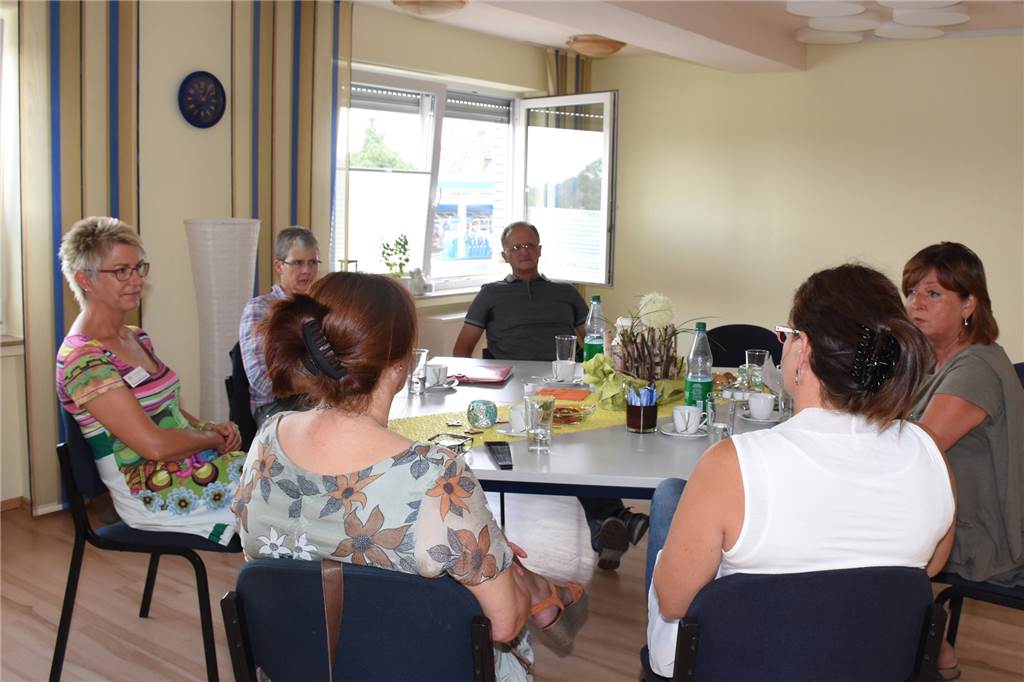 Sterbebegleitung im Pflegeheim: „Wenn jemand bald stirbt, merkt man das einfach“ Die Pflegekräfte mit Dorothea Stockmann, Antje Münzenmaier und Dieter Niechcial (v.l.) vom Hospizverein bei einem Gespräch im vergangenen Jahr