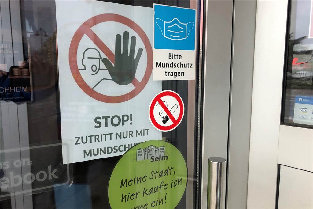 Ende der Maskenpflicht: „Nicht im Feuer den Feuerlöscher wegschmeißen“ Die Pflicht zum Tragen einer Maske entfällt. Am Tag vor dem Stichtag 2. April haben Händler das Schild noch in der Tür.