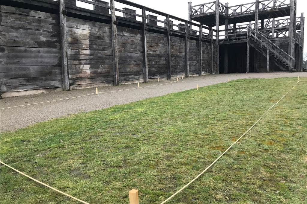 Mit Video: LWL-Römermuseum in Haltern baut Wachhaus mit Escape Room Die Pflöcke markieren die Umrisse des geplanten Wachhauses. Baustart ist im Sommer 2021.