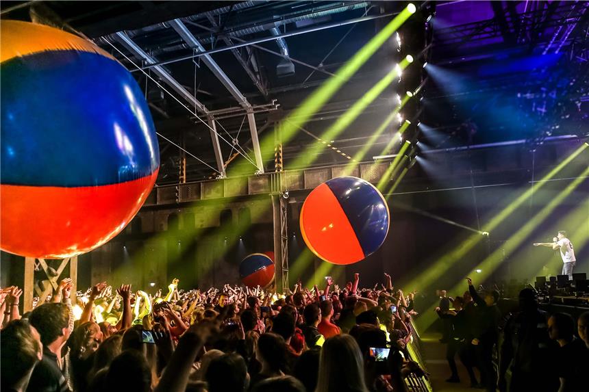 Die Phoenixhalle auf Phoenix-West ist am Donnerstagabend mit einem Konzert der Band SDP eröffnet worden. 3600 Besucher kamen zum ausverkauften Auftritt.
