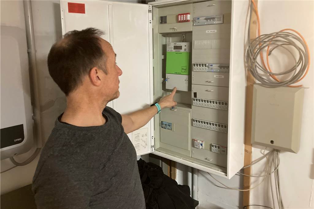 Neue Solaranlage auf dem Dach: „Trotz Lieferengpässen reibungslos“ Die Photovoltaik-Anlage ließ sich problemfrei in den bestehenden Stromkreis integrieren, wie Helge Günther berichtet.