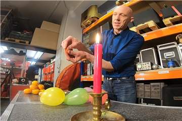 Die „Physikanten“ aus Dortmund zeigen Wissenschaftstricks zum Nachmachen: hier, wie man mit Mandarinen Ballons zum Platzen bringt.