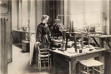 Die Physikerin und Chemikerin Marie Curie in ihrem Labor in der Rue Cuvier in Paris (1913). Foto: Henri Manuel/Musée Curie