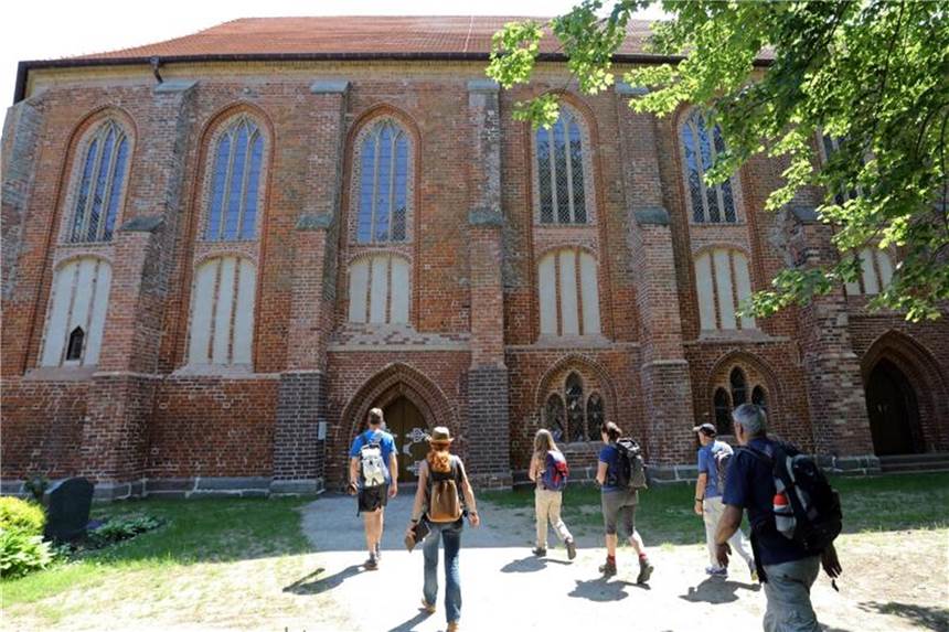 Pilgern in der Mecklenburgischen Seenplatte Die Pilger beim Besuch der Klosterkirche des ehemaligen Zisterzienserinnenklosters Wanzka - für das Pilgern muss man aber nicht gläubig sein. Foto: Bernd Wüstneck