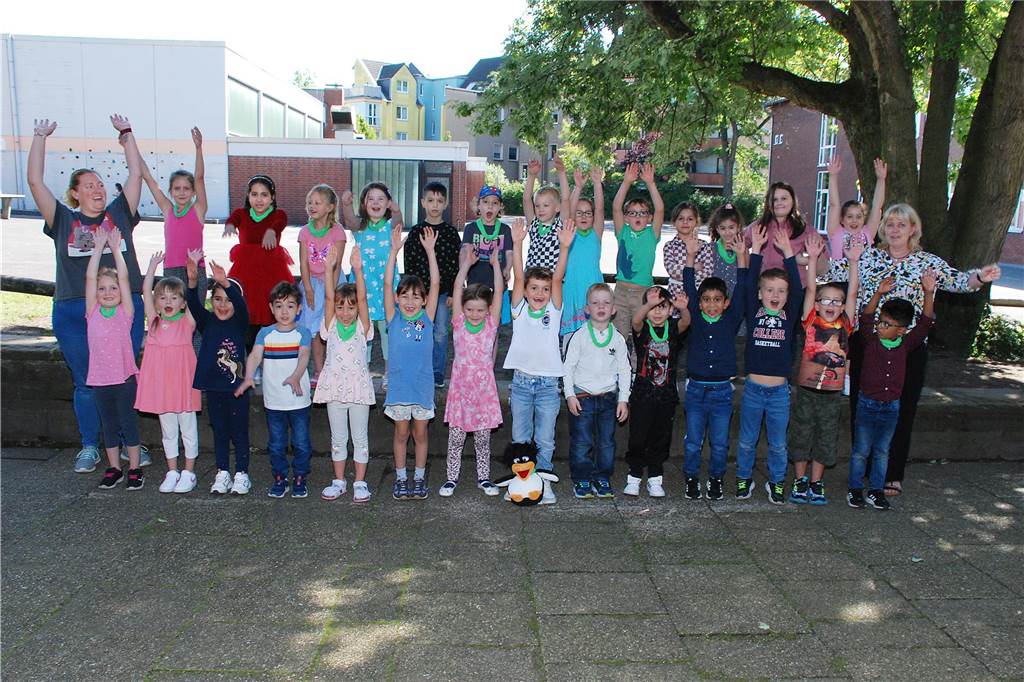 Die Pinguin-Klasse 1B an der Erich-Kästner-Schule besuchen 27 Kinder. Klassenlehrerin ist Sandra Düring, Svenja Pieper-Weishaupt unterstützt sie als sozial-pädagogische Mitarbeiterin.