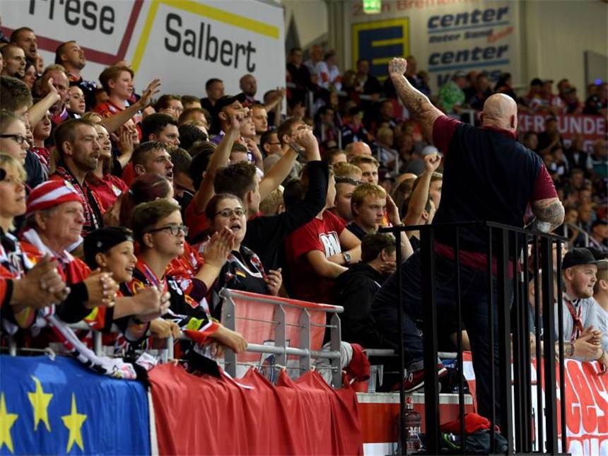 DEG jubelt über Sieg gegen Köln - München gewinnt weiter Die Pinguins Bremerhaven feiern gegen den ERC Ingolstadt den neunten Saisonsieg. Foto: Ingo Wagner