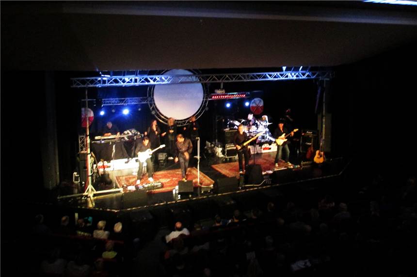 Band „Floyd Box“ begeisterte in der Aula der St.-Ursula-Realschule in Dorsten Die Pink-Floyd-Highlights in einer perfekten Bühnenshow boten die Musiker von „Floyd Box“ in der Aula der St.-Ursula-Realschule.