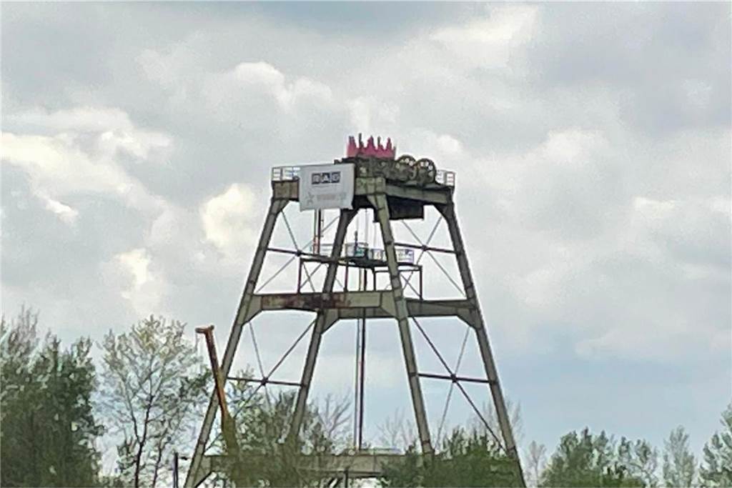 Pinke Riesen-Krone auf Förderturm: Sie ist Teil eines größeren Kunstprojektes Die pinke Krone soll auch die Bahnreisenden Richtung Hamm und Münster begrüßen.