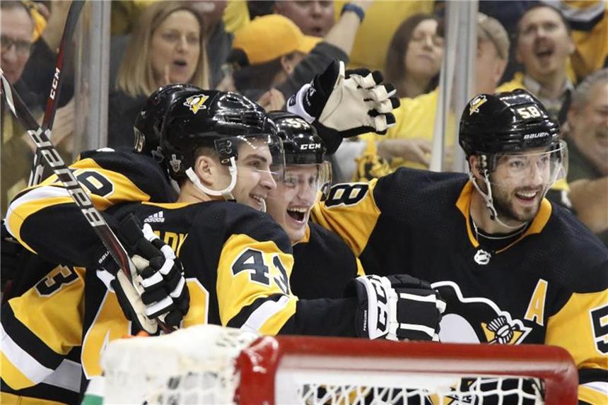 Playoffs: Kühnhackl und Pittsburgh starten mit Kantersieg Die Pittsburgh Penguins spielten mit den Philadelphia Flyers Katz und Maus. Foto: Gene J. Puskar/AP