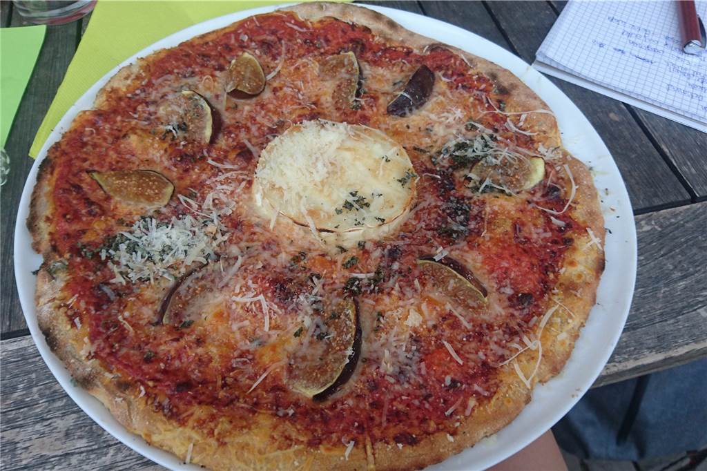Stilvoll im Rathaus: Quälendes Warten auf versalzene Nudeln Die Pizza Feige Ziege sieht gut aus und schmeckt auch so. Wenn nur die lange Wartezeit nicht gewesen wäre...