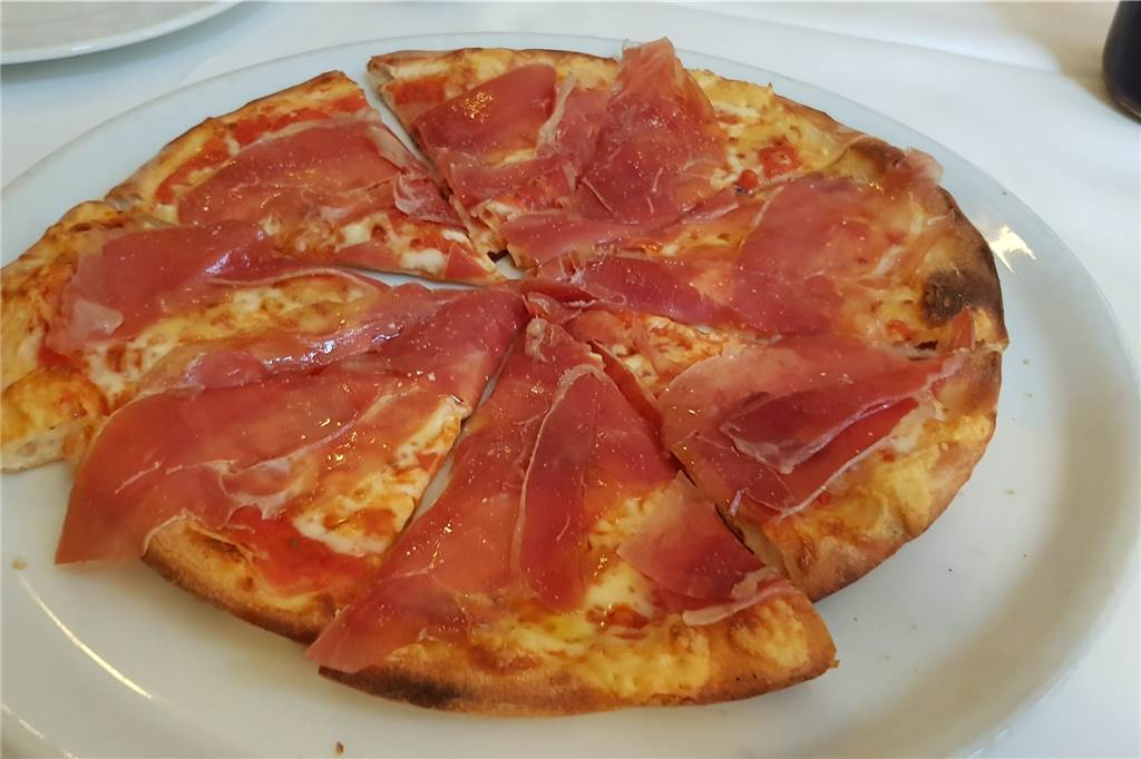 „Mama Livia“ fehlt in der Küche die klare Linie - aber der Service überzeugt komplett Die Pizza mit Parmaschinken war knusprig und passte gut zu dem Spargel.