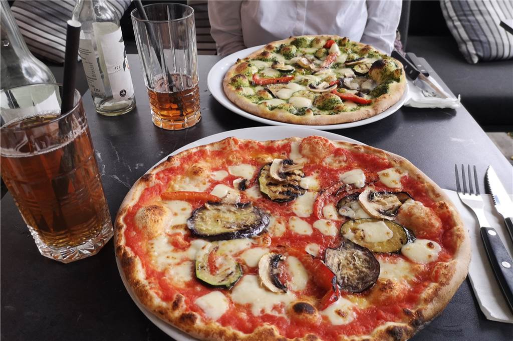 Der Gastro-Check (2): Wie gut is(s)t Dorsten in der Mittagspause? Die Pizza Primavera (vorne) und die Pizza Pesto verde e vedure wurden uns nach rund 20 Minuten heiß serviert.