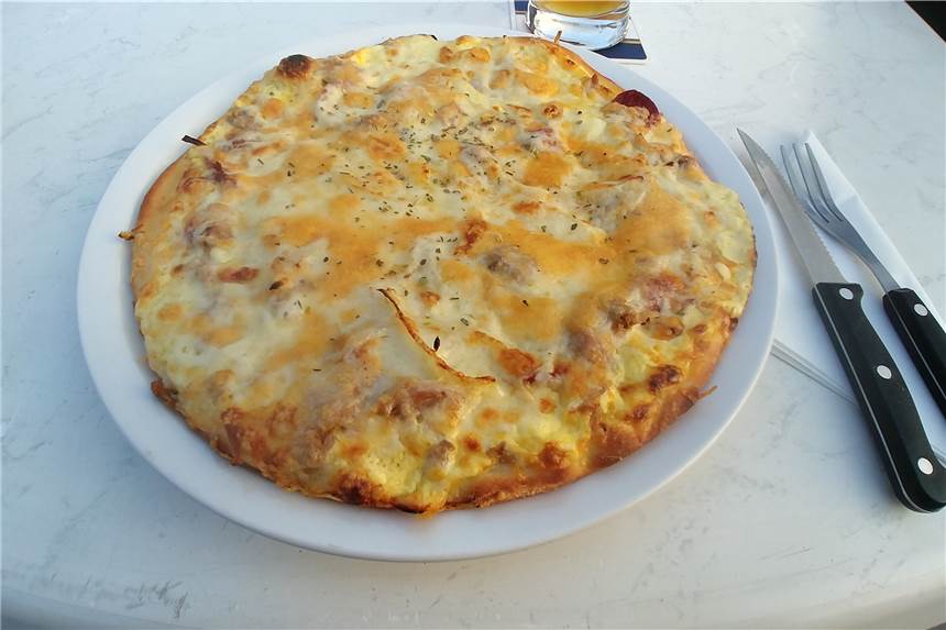 Pizzeria Bambino überzeugt mit knuspriger Pizza in grünem Ambiente Die Pizza Tonno Spezial mit Sauce Hollandaise, Sucuk (Knoblauchwurst), Thunfisch und Zwiebeln überzeugt beim Restaurant-Check mit gutem Geschmack und knusprigem Boden.