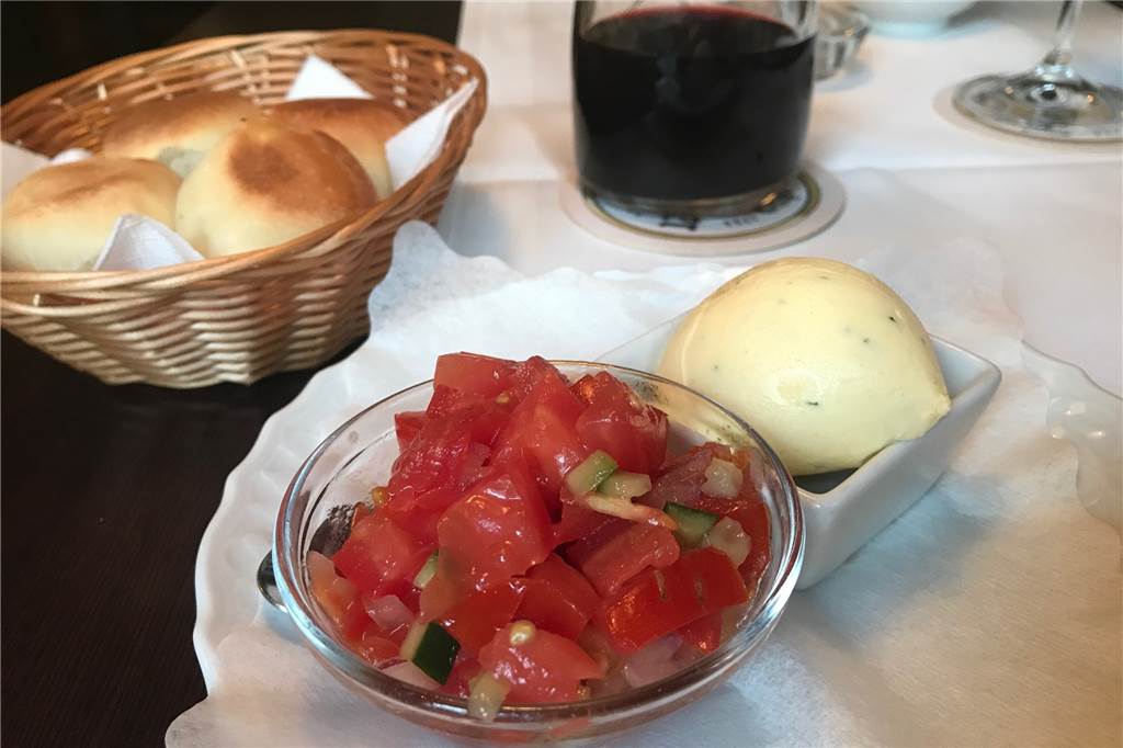 Bei Il Carciofo in der Castroper Altstadt gibt es italienisches Familien-Flair Die Pizzabrötchen mit Kräuterbutter gab es vorab als Gruß aus der Küche. Sie waren sogar noch warm.