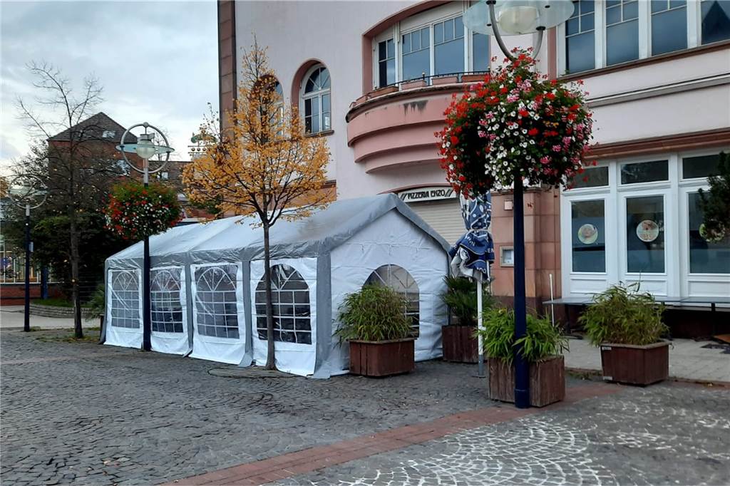 Besonderes Angebot am Morgen: Pizzeria Enzo kämpft gegen die Krise Im Herbst 2020 stellte die Pizzeria ein Außenzelt auf, um das Risiko einer Corona-Infektion zu minimieren.