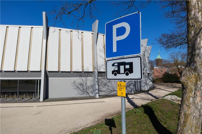 Antrag zur Errichtung eines Stellplatzes in Zwillbrock wurde zurückgenommen Die Pläne an der Rundsporthalle bleiben, der Antrag zur Errichtung eines Stellplatzes für 12 Wohnmobile auf dem Grundstück Zwillbrock 3 wurde zurückgenommen.