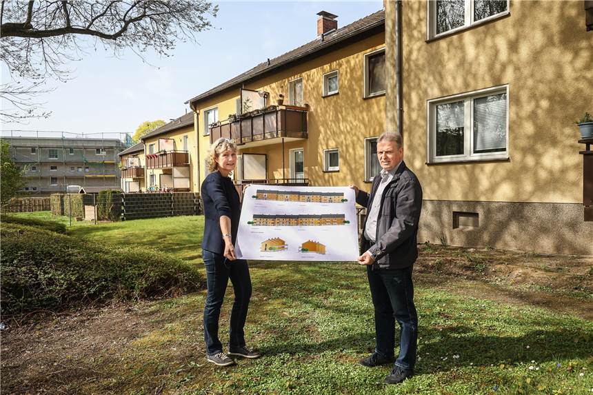 Eine Million Euro für den Klimaschutz: Dogewo21 saniert Häuser in Renninghausen Die Pläne für die Häuser Am Hombruchsfeld 49-55 sehen umfangreiche energetische Maßnahmen und neue Balkone vor (v.l. Wiltrud Grünebaum, stellvertretende Technische Leiterin Dogewo21, und Anton Fuhge, Bezirksbauleiter Dogewo21).