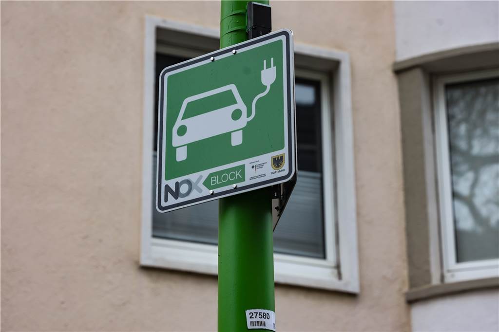 Bürger sauer: Ladelaternen fallen aus - oder Parkplätze sind besetzt Die Plätze an den Ladelaternen sind zwar gekennzeichnet. Dennoch darf jeder dort seinen Wagen abstellen.