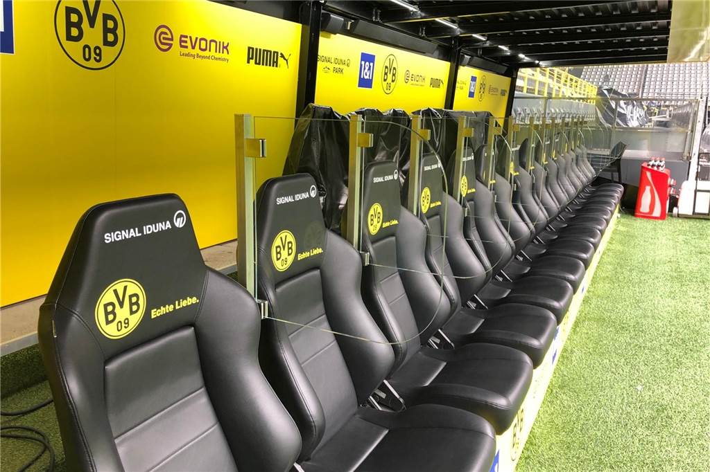 Die Plätze auf den Trainerbänken im Signal Iduna Park sind durch Glasscheiben voneinander getrennt.