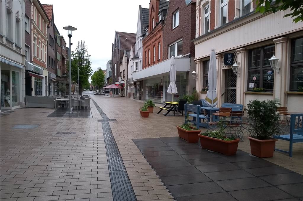 Außengastronomie in Werne eröffnet - „Nach sieben Monaten wurde es Zeit" Die Plätze in der Außengastronomie an der Bonenstraße blieben am Samstag aufgrund des Wetters leer.
