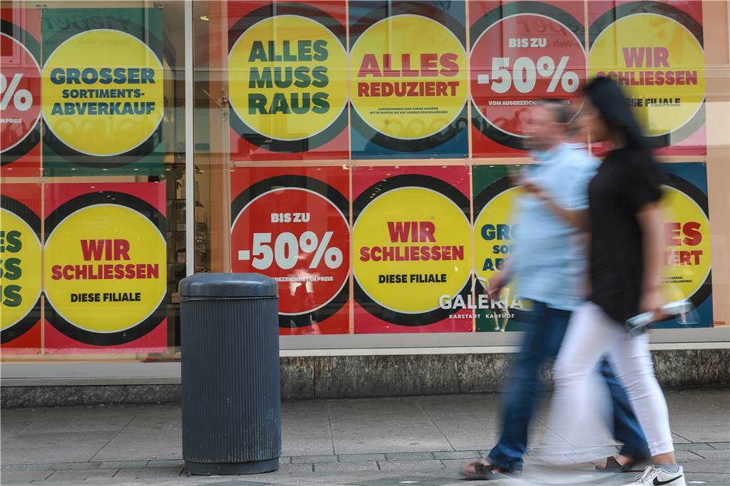 Kaufhof-Ende: "Ich fürchte, dass ich das ohne Tabletten nicht aushalte" Die Plakate auf den Scheiben von Kaufhof sprechen aus Kundensicht eine deutliche Sprache.