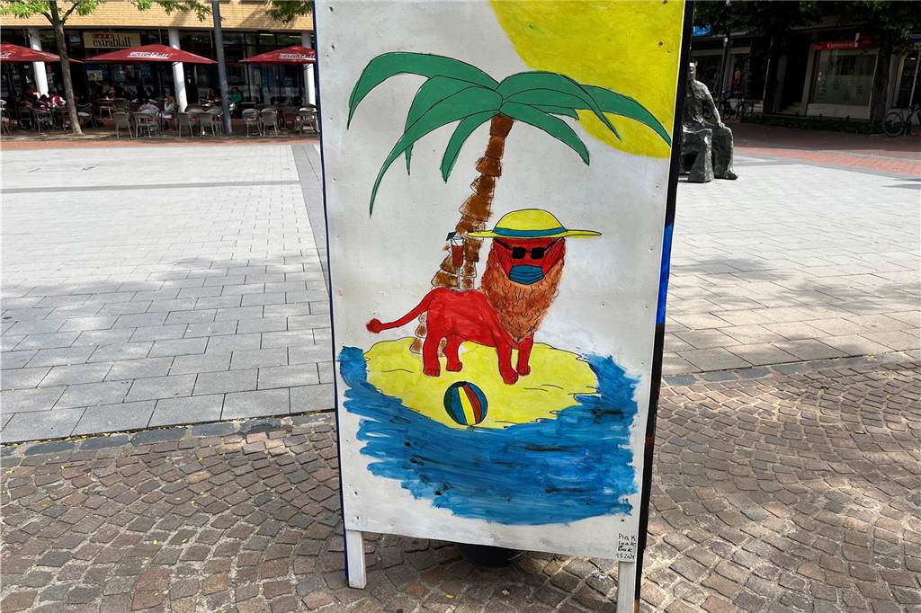 „Wie Kinder ihre Heimat wahrnehmen“: Lüner Marktplatz wird zum Kunstmuseum Die Plakate behandelten auch Themen wie Corona - hier dargestellt durch eine einsamen Löwen auf einer Insel.