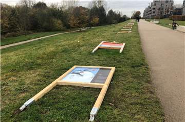 Die Plakate im Flusspark liegen am Boden, unbekannte Vandalen haben sie umgerissen.