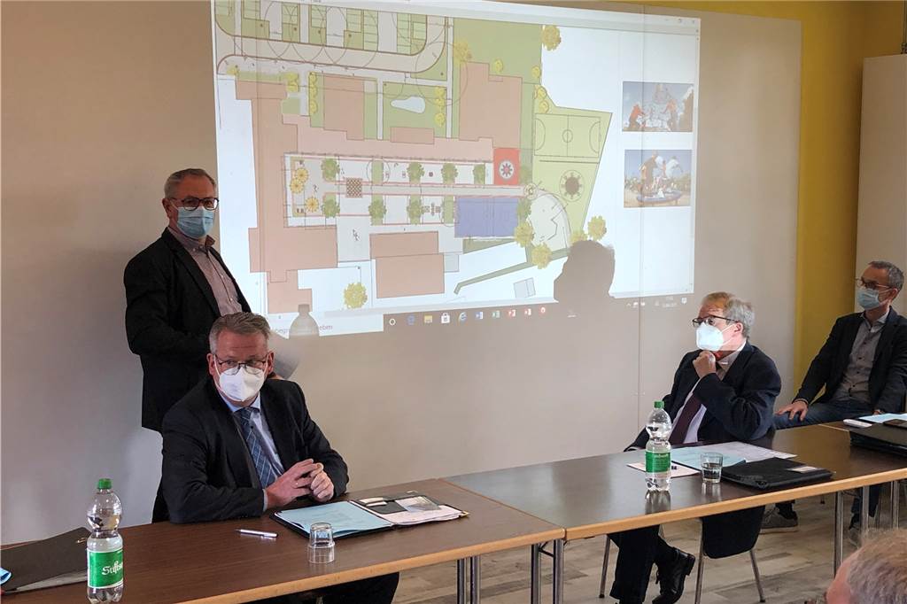 Mensa der Gesamtschule ist fertig - jetzt ist der Schulhof dran Die Planung für den Schulhof der Julia-Koppers-Gesamtschule stellte Bernd Roters (l.) im Schulausschuss vor.