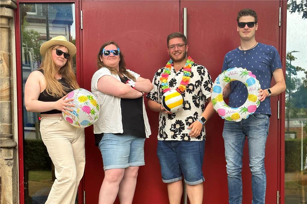 Ehepaar leitet jetzt Kirchengemeinde in Eving Die Planungs-Crew der Evangelischen Jugend hat die beiden Strandtage vorbereitet (v.l.): Anika Okunick, Diakonin Stephanie von Schmudde, Fabian Niepmann und Niklas Nülsen