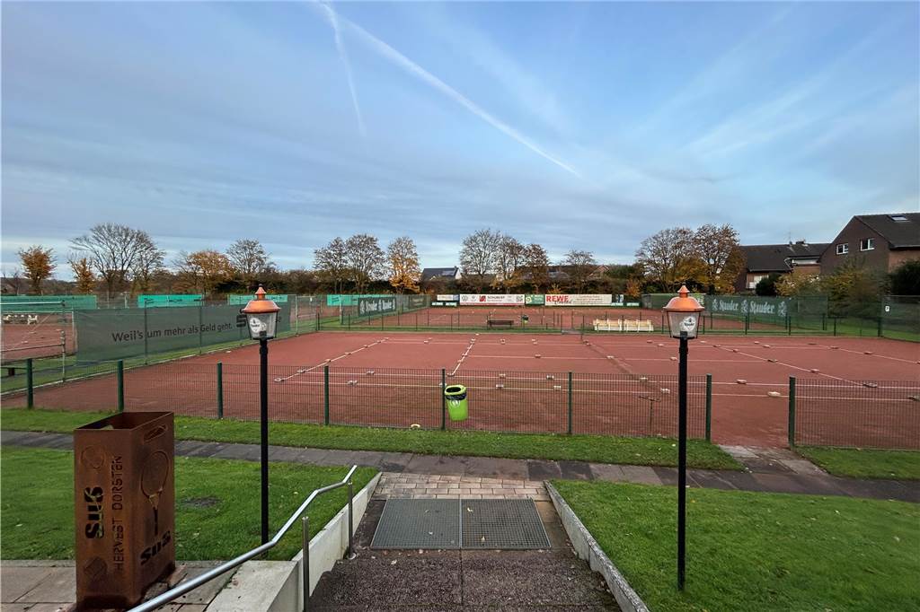 SuS Tennis Hervest Dorsten erhält Förderung für Balkonkraftwerk Die Platzanlage des SuS Tennis Hervest-Dorsten wurde bereits winterfest gemacht.