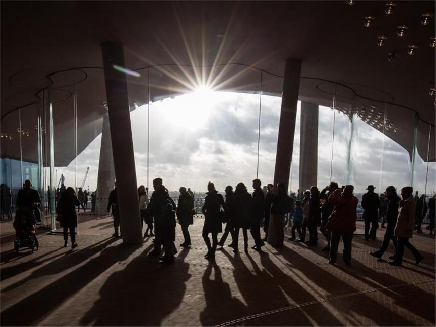 Aqua-Fitness bis Zagreb: Ein Sommertrendlexikon 2017 Die Plaza in der Elbphilharmonie in Hamburg erweist sich wie die Metropole im Norden als Trendreiseziel. Foto: Christian Charisius/dpa