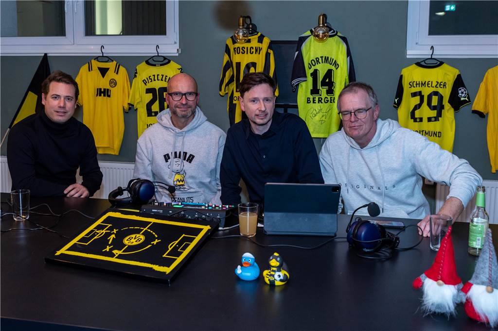 BVB-Nachwuchschef Lars Ricken über Moukoko: „Ich hatte Bedenken, ihn zu verpflichten“ Lars Ricken, Rupert Thiele, Sascha Staat und Dirk Krampe sitzen an einem Tisch.
