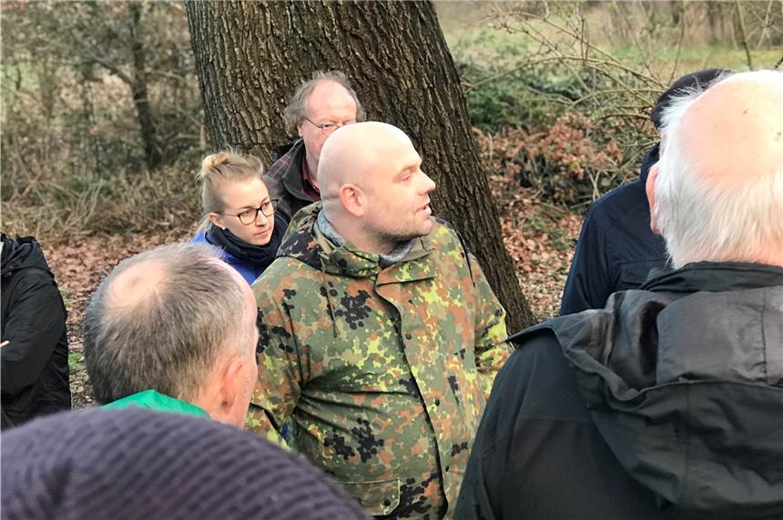Oliver Lind organisiert Treffen zur Rettung der Alten Eiche Die Politik traf sich im März 2019 mit Verwaltungsleuten (Heiko Dobrindt und Philipp Röhnert), Naturschützern und Anwohnern an der alten Eiche. Der Bauausschuss-Vorsitzende Oliver Lind (CDU, M.) erläuterte damals die Pläne und lauschte auch der Kritik daran.