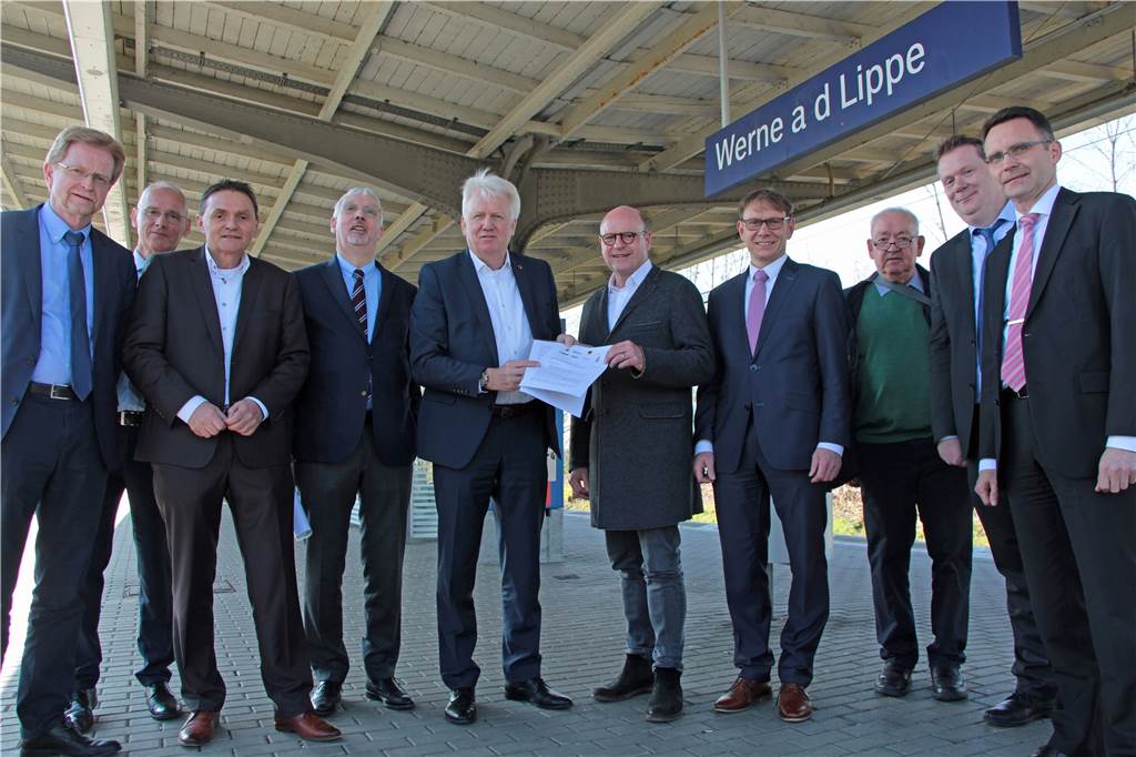 Furcht vor langwieriger Gleis-Reparatur und einer Komplett-Sperrung Die Politiker und Beamten schauten sich auch den Werner Bahnhof an.