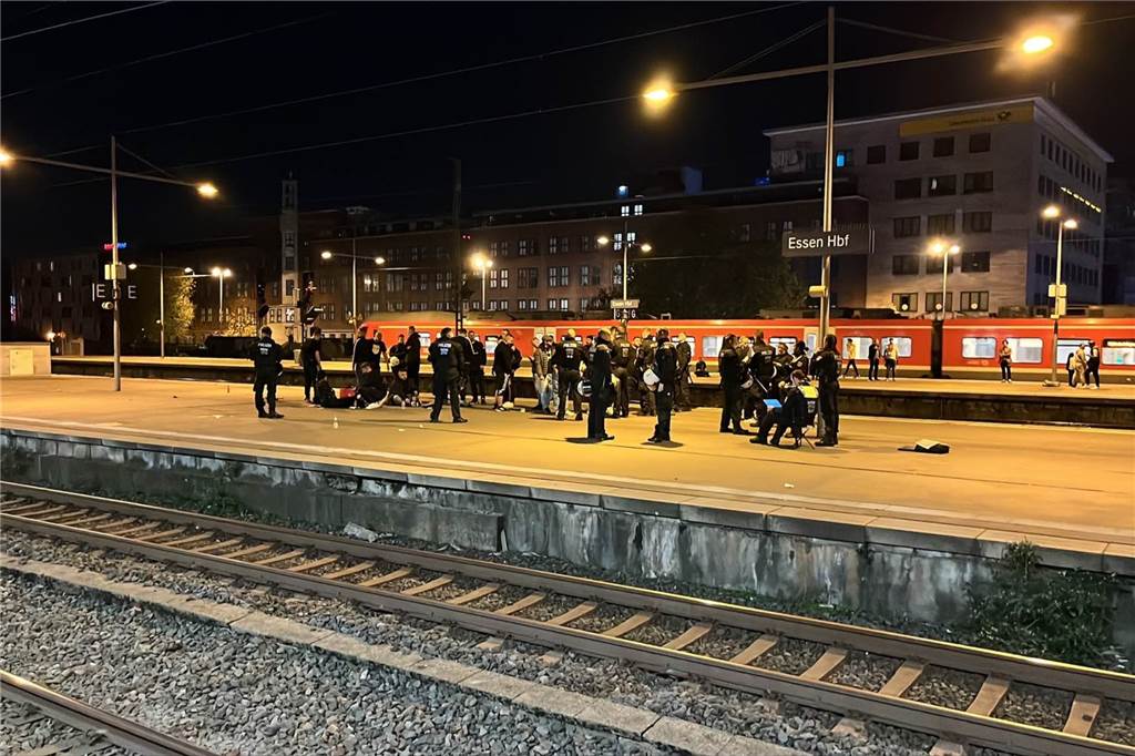 Großeinsatz am Essener Hauptbahnhof: Massenschlägerei sorgte für starke Verspätungen Die Polizei am Bahnsteig des Essener Hauptbahnhofes.