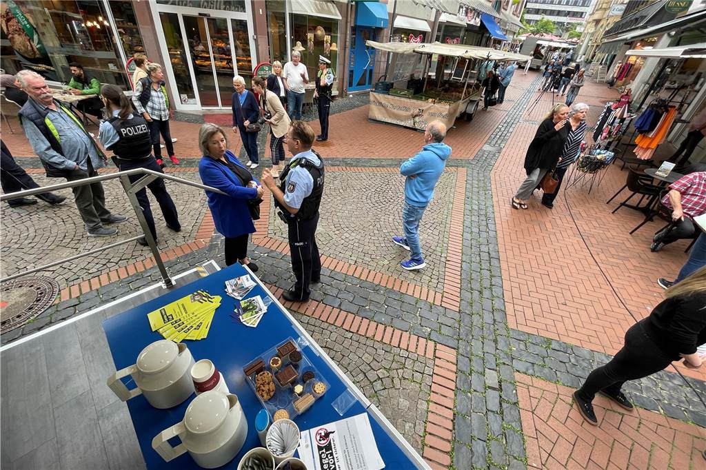 xxxxx Die Polizei an ihrer AnsprechBar in der Castroper Altstadt am 17.08.2023. Die Aktion ist ein niedrigschwelliges Angebot für Bürger, mit der Polizei ins Gespräch zu kommen.