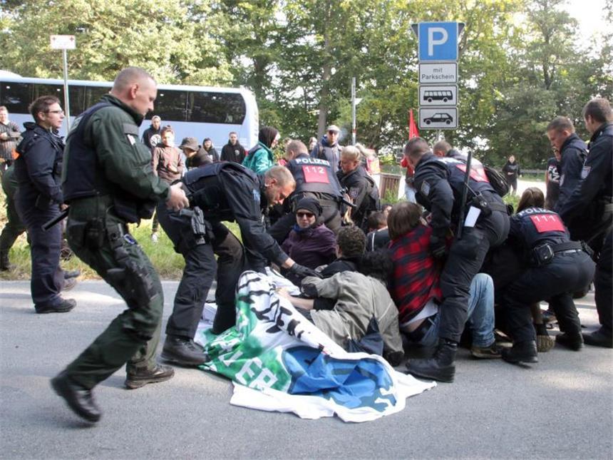 Proteste begleiten Treffen des rechtsnationalen AfD-Flügels Die Polizei beendet einen Protest von Gegnern an der Zufahrt zum Treffen in Kyffhäuserland. Foto: Peter Förster