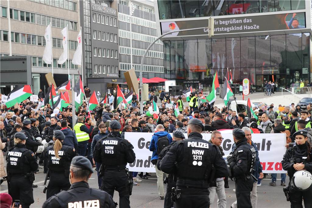 Rund 3000 Menschen bei Pro-Palästina-Demos in Dortmund: Mehrere Verstöße gegen Auflagen Die Polizei begleitete den Aufzug mit vielen Einsatzkräften.