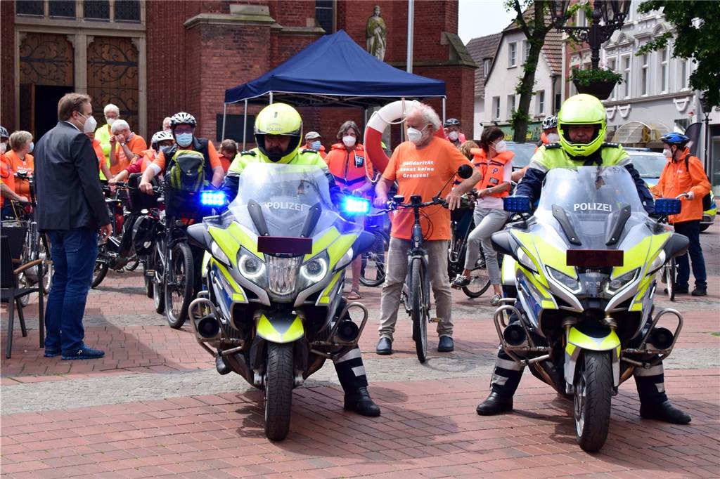 Liste mit 45.250 Namen: Gedenken an ertrunkene Geflüchtete in Haltern Die Polizei begleitete die Fahrrad-Demonstration.
