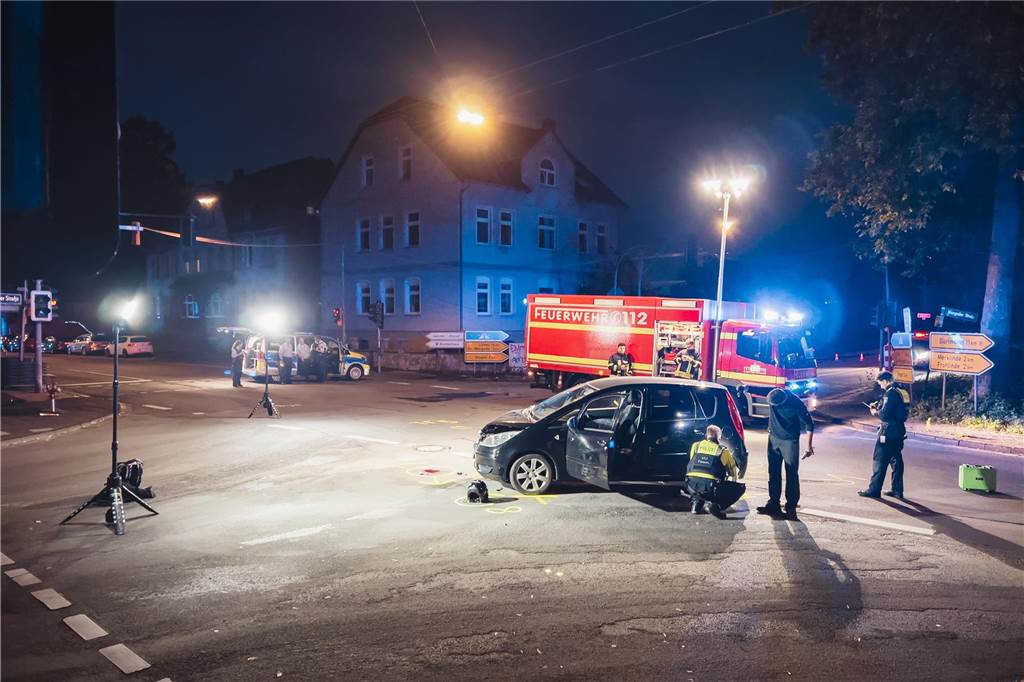 Unfall in Castrop-Rauxel: Motorradfahrer verliert sein Leben Die Polizei bei der Unfallaufnahme im Kreuzungsbereich. Vor dem Unfallauto liegt noch der Helm des Motorradfahrers.
