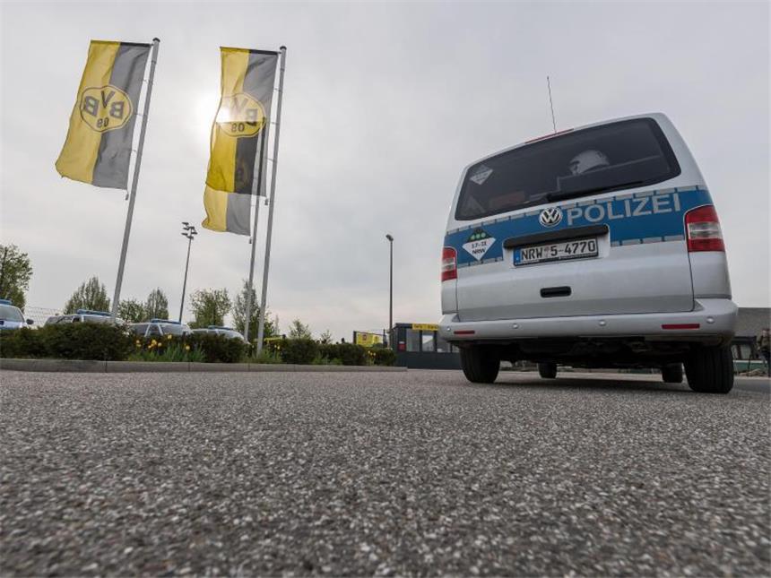Attacke gegen den BVB ein "Angriff auf den Fußball" Die Polizei bewachte das BVB-Trainingsgelände am Tag nach der Attacke auf den Teambus.