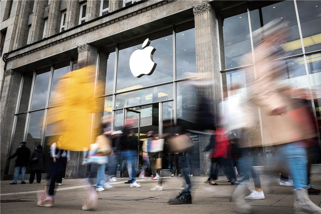 Gefälschte AirPods: Polizei Coesfeld warnt vor ausgefeilter Betrugsmasche Menschen vor einem Apple-Store.