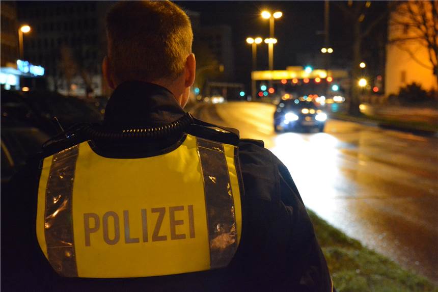 Tuner-Kontrollen in Dortmund: JP Kraemer kritisiert Polizei Die Polizei Dortmund kontrolliert regelmäßig an Wochenenden Fahrzeuge in der Innenstadt, um illegale Rennen und Lärmbelästigung zu unterbinden.