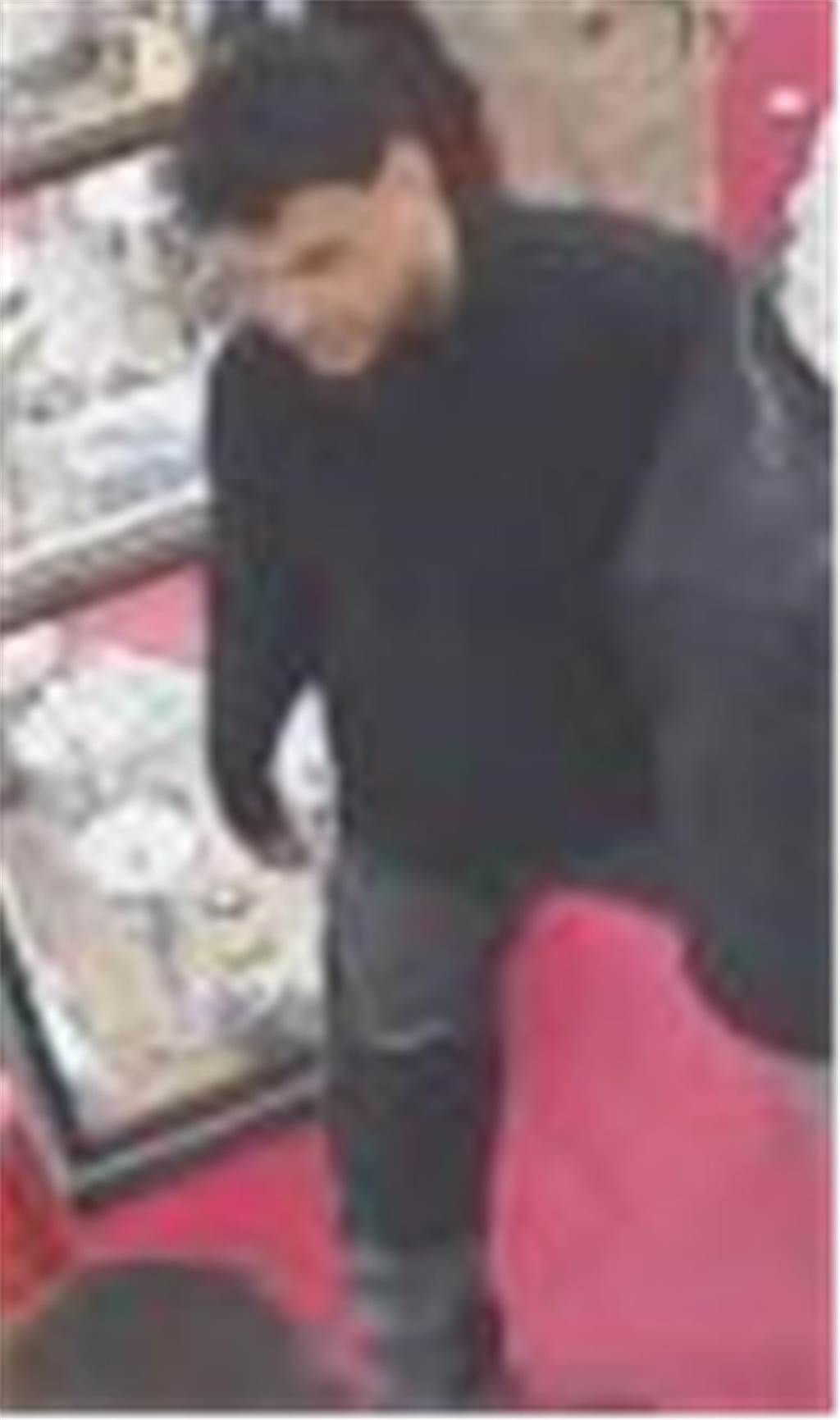 Polizei sucht mit Fotos nach zwei Männern: „Die Männer gelten als gefährlich“ Die Polizei Dortmund sucht mit diesem Foto nach dem Tatverdächtigen.