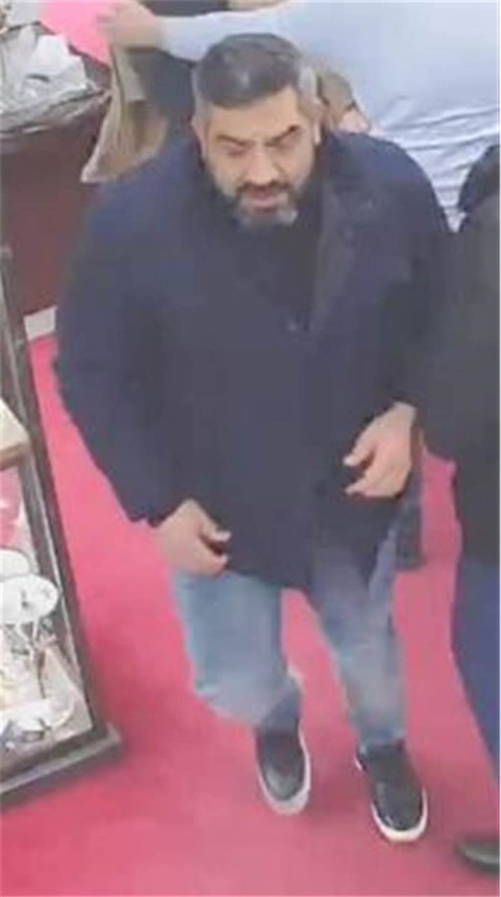 Polizei sucht mit Fotos nach zwei Männern: „Die Männer gelten als gefährlich“ Die Polizei Dortmund sucht mit diesem Foto nach dem Tatverdächtigen.