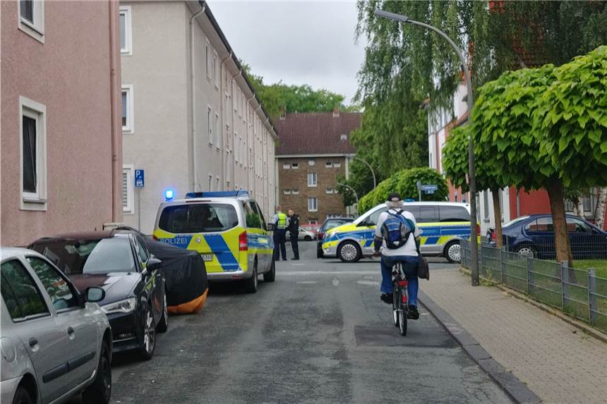 Neue Infos zur Festnahme in Hörde: 32-Jähriger war mit Hammer unterwegs Die Polizei Dortmund umstellte am Montagnachmittag (21.6.) ein Gebäude an der Cimbernstraße - der Täter war hier in eine Wohnung geflüchtet.